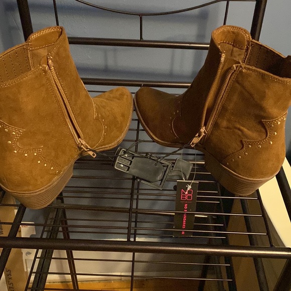 3/$20 Women’s boots - Picture 7 of 7